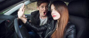 Ανέκδοτο: Οδηγά ο άντρας με 80 και του λεει η γυναικα του. Αγαπη μου θελω… Τρελό γέλιο