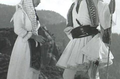 Ανέκδοτο: Μια πονηρή βλάχα που θέλει να χαλάσει το προξενειό που της έφεραν λέει στον υποψήφιο γαμπρό …! Τρελό Γέλιο