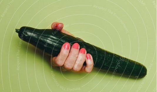 ΑΝΕΚΔΟΤΟ: Πάει ενα ΤOYMΠANO στο μαναβη. Πιανει τα ΑΓΓΟΥΡΙΑ και του λεει… Τρελό γέλιο