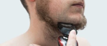 Ανέκδοτο: Είναι ο Τάκης μπροστά στον καθρέφτη και ξυρίζεται μπαίνει ο Λάκης στο μπάνιο και του λέει π#θιάρικα …! Τρελό γέλιο