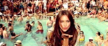 Ανέκδοτο: Ένας πάμπλουτος κάνει πάρτι στο σπίτι του όταν ξαφνικά λέει: «Δίνω 100.000€ σε όποιον…