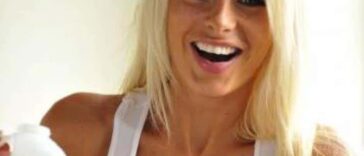 Ανέκδοτο: H ξανθιά και ο επισκέπτης …! Τρελό γέλιο