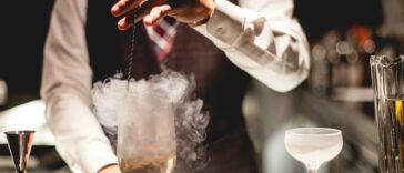 Ανέκδοτο: Ο Barman,ο τύπος και τα ποτά …! Τρελό γέλιο