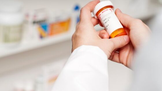 Ανέκδοτο με απατημένη: Κλαμένη η γυναίκα μπαίνει στο φαρμακείο και ζητάει κινίνο…