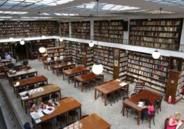 Ανέκδοτο: Τούβλο 22χρονη πάει στη δανειστική βιβλιοθήκη